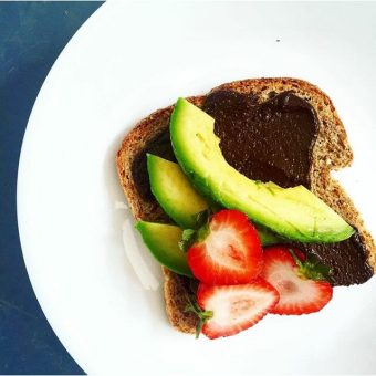 Because chocolate toast by @sweetpotato_sneakers makes Tuesdays a little easier ??? @hopefoods dark chocolate on @foodforlifebaking sprouted toast with avocado + strawberries ?