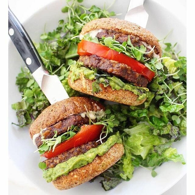 BURGERS? all vegan, cruelty free, delicious and good for you ??+ approved by meat-eaters "tastes just like regular burgers"⚡️⚡️⚡️ made with toasted wholegrain buns, @hopefoods guacamole, beyondmeat burger patty, tomato slices, sprouts and low fat vegan mayo • amaaaazing photo by @earthyjasmine